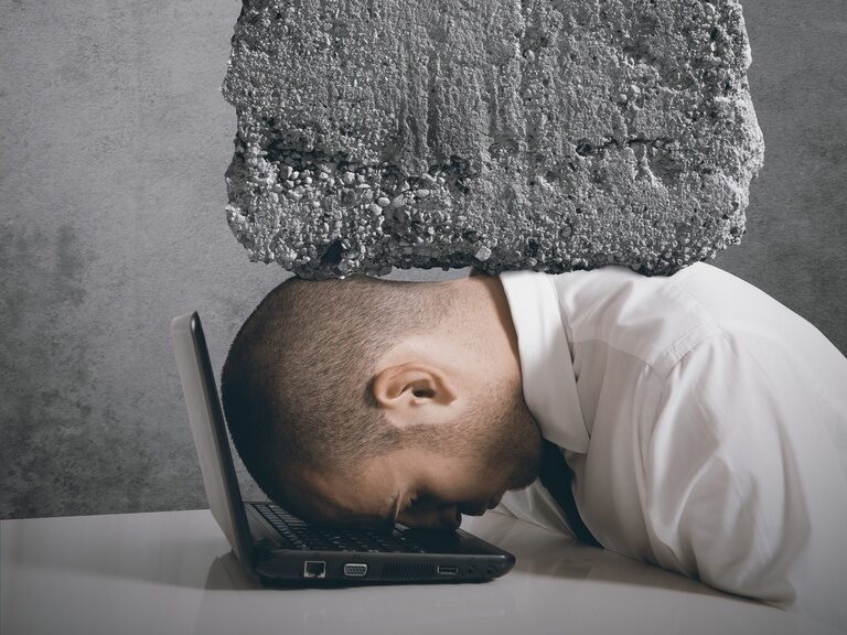 Erschlagen von der Arbeit